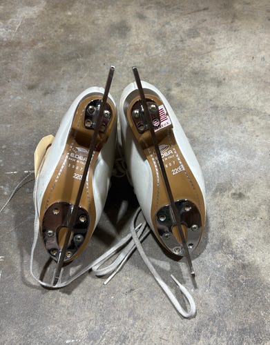 White EDEA Overture Figure Skates Women's 5 (Used)