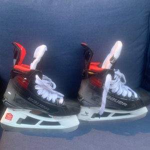 Bauer Vapor 5x pro Hockey Skates Regular Width  Size 2.5 (Used)