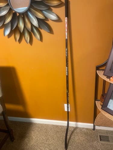 Intermediate Bauer Vapor Hyperlite Right Handed Hockey Stick P88 (Used)