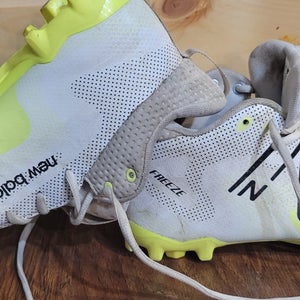 New Balance Freeze White and Neon Green Size M 6.0 (W 7.0) Youth Low Top Molded Cleats (Used)