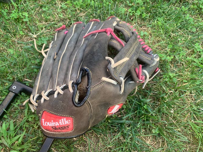 Louisville Slugger RH Outfield GTPS Softball Glove 13.5" (Used)