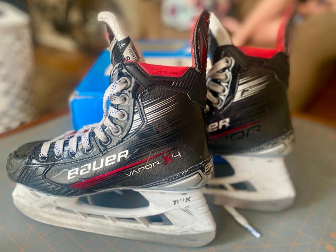 Used Intermediate Bauer Size 5 Vapor X4 Hockey Skates