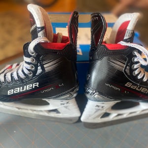 Bauer Vapor X4 Hockey Skates Size 4 (Used)
