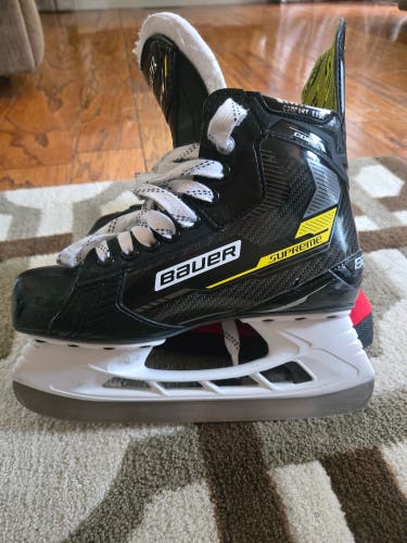 2023 Bauer Supreme Comp Hockey Skates Regular Width Size 5 (Used)