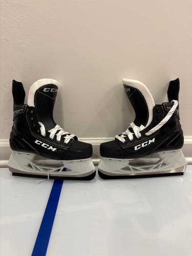 CCM Super Tacks 9350 Hockey Skates Regular Width Size 1 (New)