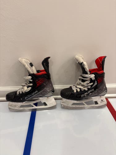 Bauer Vapor 5x pro Hockey Skates Regular Width Size 2.5 (Used)