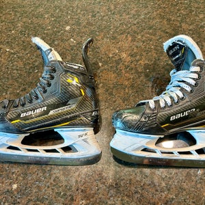 Bauer Supreme M5 Pro Hockey Skates Size 5 (Used)