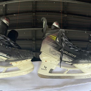 Bauer Vapor Hyperlite 2 Hockey Skates Wide Width 10 (Used)