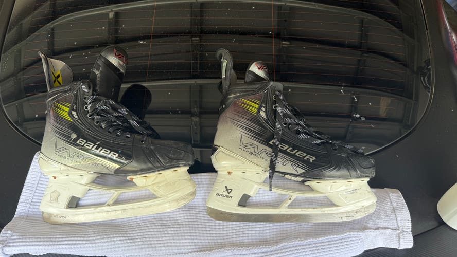 Bauer Vapor Hyperlite 2 Hockey Skates Wide Width 10 (Used)