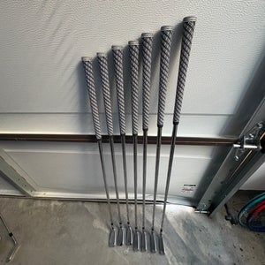 Men's TaylorMade Rocketbladez Tour Left Hand Iron Set Stiff Flex 7 Pieces Steel Shaft (Used)