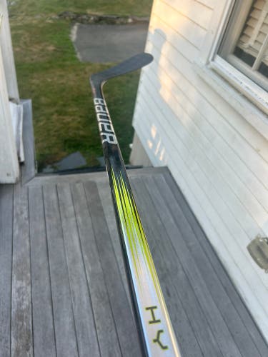 Senior Bauer Vapor Hyperlite 2 Right Handed Hockey Stick P92 (Used)