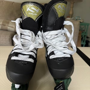 True Catalyst 5 Hockey Skates Regular Width Size 5 (New)