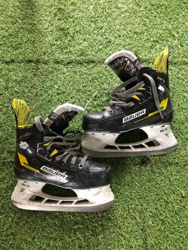 Junior Bauer Supreme M4 Hockey Skates Regular Width Size 3 (Used)