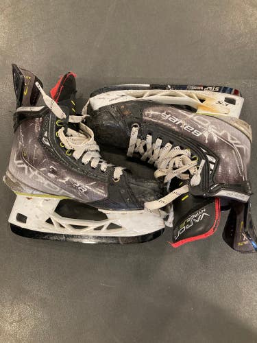 Intermediate Bauer Vapor Hyperlite Hockey Skates Size 4.5 (Used)