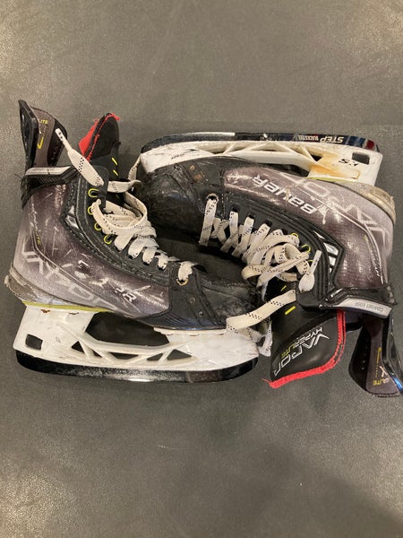 Intermediate Bauer Vapor Hyperlite Hockey Skates Size 4.5 (Used)