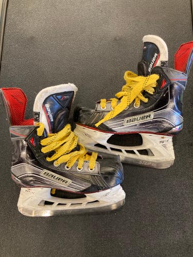 Junior Bauer Vapor X800 Hockey Skates Regular Width Size 1.5 (Used)