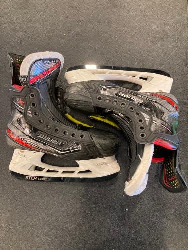Junior Bauer Vapor 2X Hockey Skates Regular Width Size 2.5 (Used)