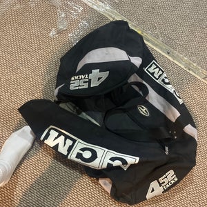 Cam tacks hockey bag