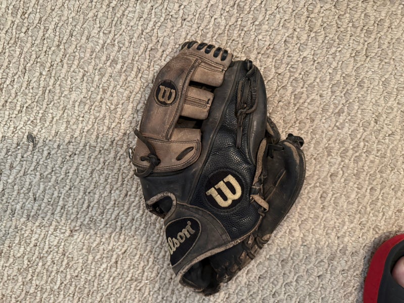 Wilson RH Infield A2000 Baseball Glove 11.5" (Used)