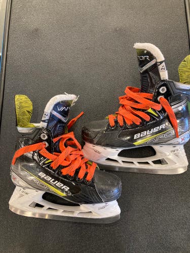 Bauer Vapor X4 Hockey Skates Regular Width | Junior Size 2.5
