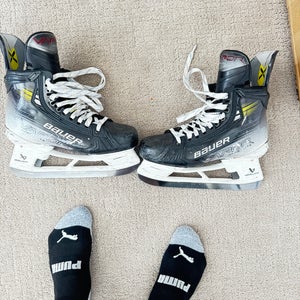 2020 Bauer Vapor Hyperlite 2 Hockey Skates  9 (Used)