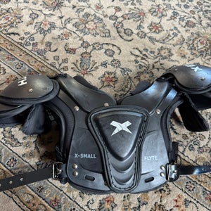 XS Youth Xenith Shoulder Pads (Used)