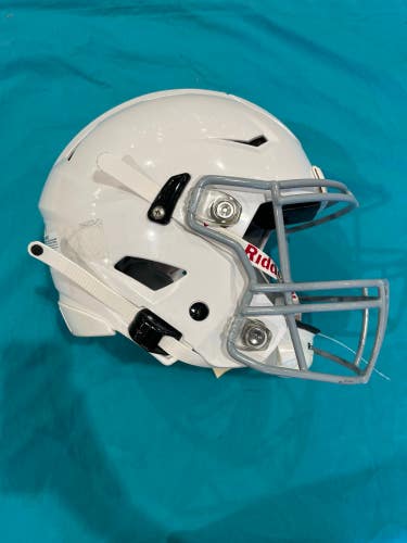 Youth Medium Riddell SpeedFlex Helmet (Used)
