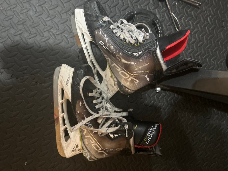 Bauer Vapor Hyperlite Hockey Skates 7.5 (Used)