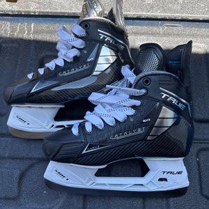 True Catalyst 9X4 Hockey Skates Regular Width   7.5 (New)