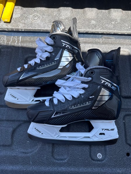 True Catalyst 9X4 Hockey Skates Regular Width   7.5 (New)