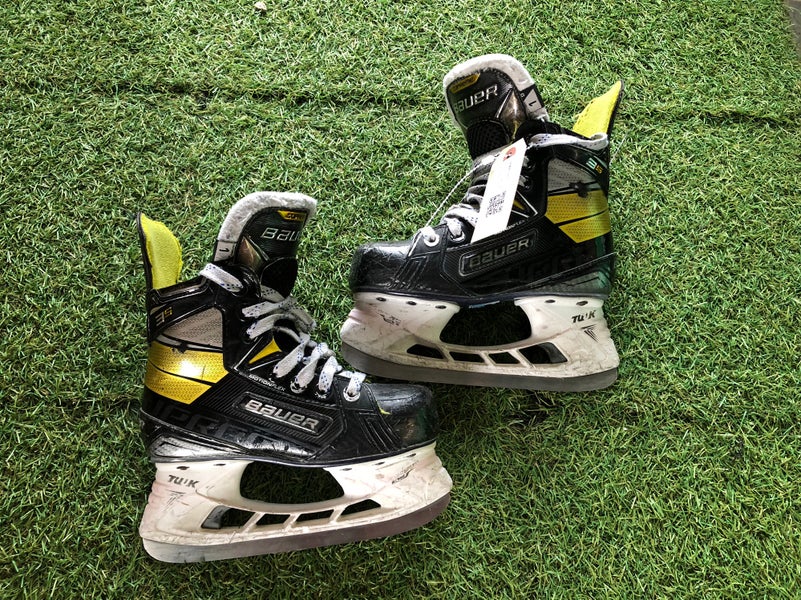 Junior Bauer Supreme 3S Hockey Skates Regular Width Size 1 (Used)