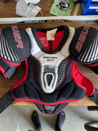 Small Junior Bauer Vapor X7.0 Shoulder Pads (Used)