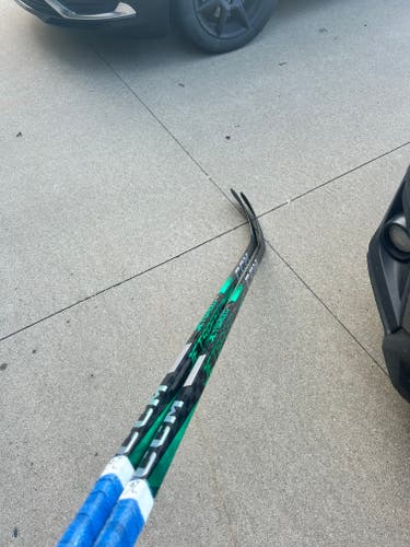 Intermediate CCM JETSPEED FTW Right Handed Hockey Stick P29 (Used)
