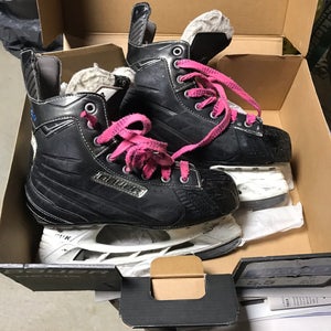 Used Bauer Nexus 6000 Hockey Skates Size 5.5