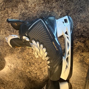 Easton Mako II Hockey Skates Regular Width  9 (Used)