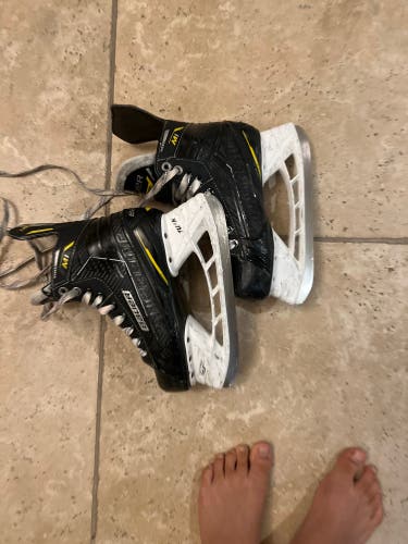 Bauer Supreme M1 Hockey Skates Regular Width Size 3.5 (Used)