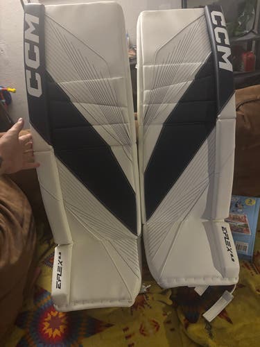 35" CCM Eflex 6.9 Goalie Leg Pads