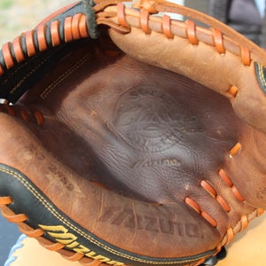 Catcher's RH Mizuno Classic Pro Soft Baseball Glove 33.5" (Used)