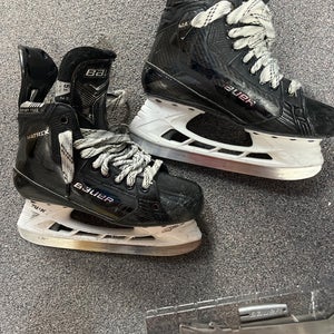 Bauer Matrix Hockey Skates Regular Width   Size 5.5 (Used)