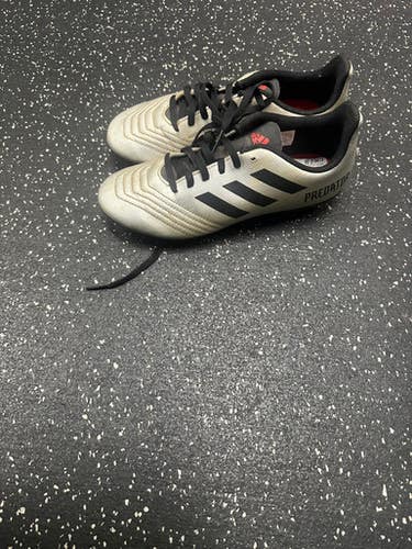 Used Adidas Soccer Cleats Grey Junior 04 11849-S000024486