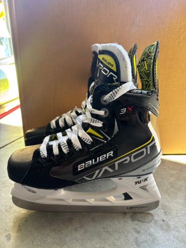 Bauer Vapor X3 Hockey Skates Regular Width Size 2 (Used)