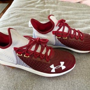 Red Men's Size M 10.5 (W 11.5) Adult Under Armour Low Top Metal (New)