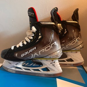 Bauer Vapor Hyperlite Hockey Skates  Size 5 (Used)