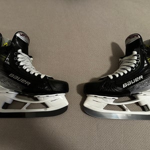 2024 Bauer Vapor Hyperlite 2 Hockey Skates Size 4.5 (Used)
