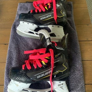 2024 Bauer Supreme M40 Hockey Skates Size 2.5 (Used)