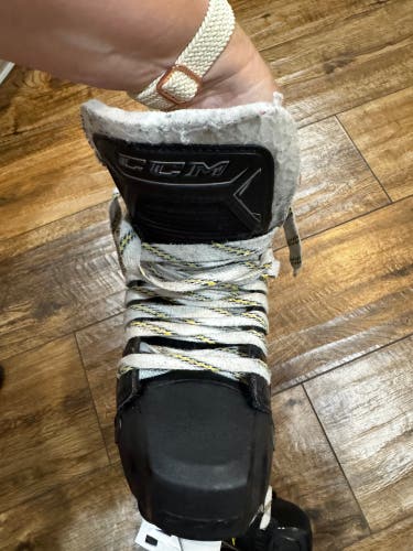 CCM Super Tacks Hockey Skates Size 4 (Used)