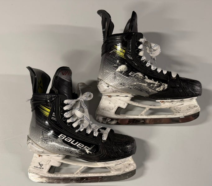 Bauer Vapor Hyperlite 2 Hockey Skates Size 5.5 (Used) w/ 2 sets of Bladetech steel