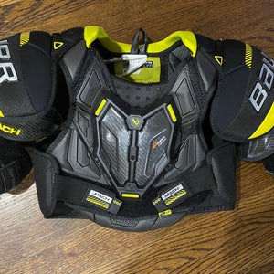 Junior Medium Bauer Supreme Mach Shoulder Pads (Used)