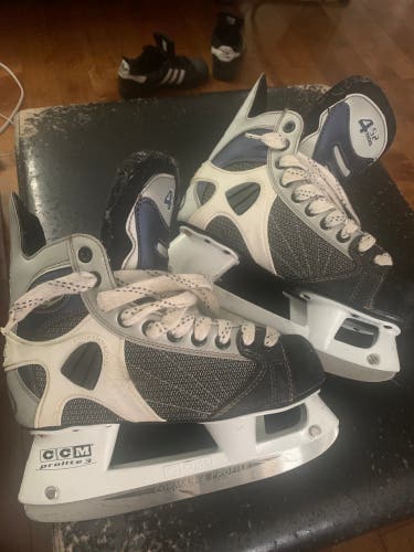 CCM Tacks 452 Hockey Skates Size 4 (Used)