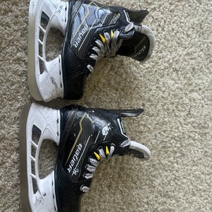 Bauer Supreme M40 Hockey Skates Extra Wide Width  Size 1 (Used)